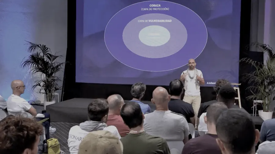 Andoni Dharma dando una conferencia para empresas en Mallorca